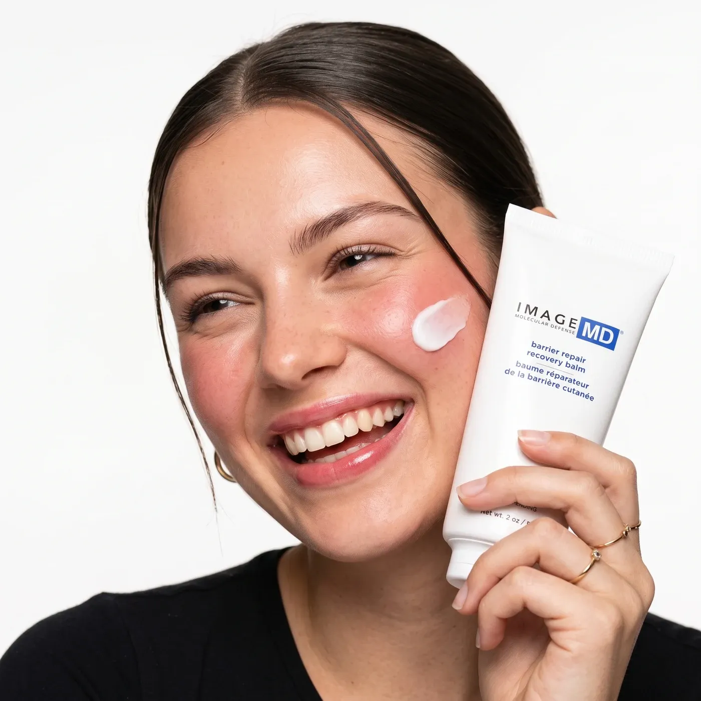 Kundin mit einer abgestimmten Home-Care-Pflege für Microneedling